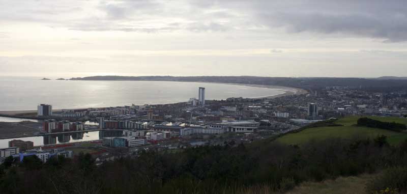 Swansea as viewed from Kilvey Hill, 2015 © Jakejakegarner CC BY-SA 4.0 bit.ly/2qJr410