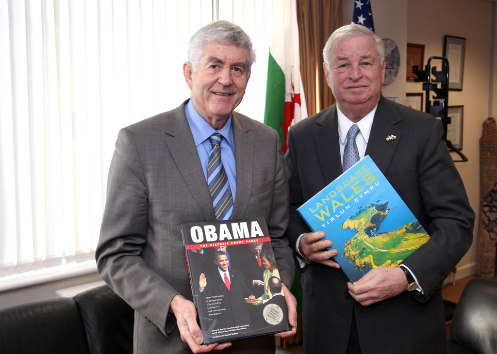 First Minister for Wales Rhodri Morgan and US Ambassador Susman 2009 (Image courtesy of the Welsh Assembly Government).