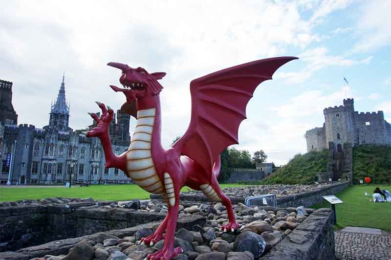 The Red Dragon in front of Cardiff Castle © Lingyan Yang 